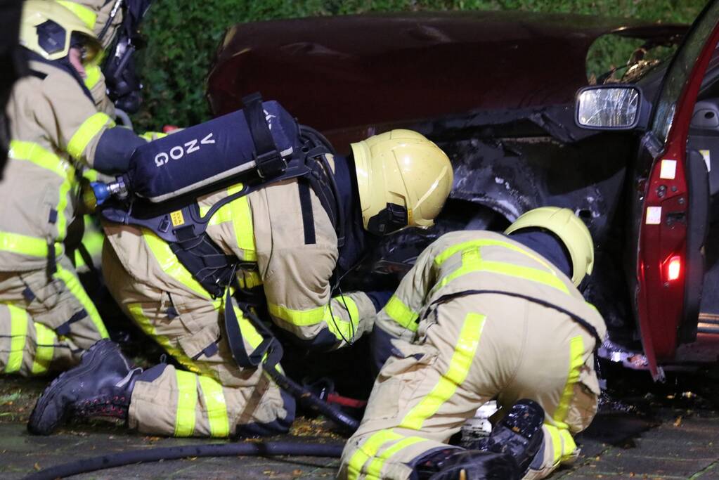 Auto flink beschadigd na brand in motorruim