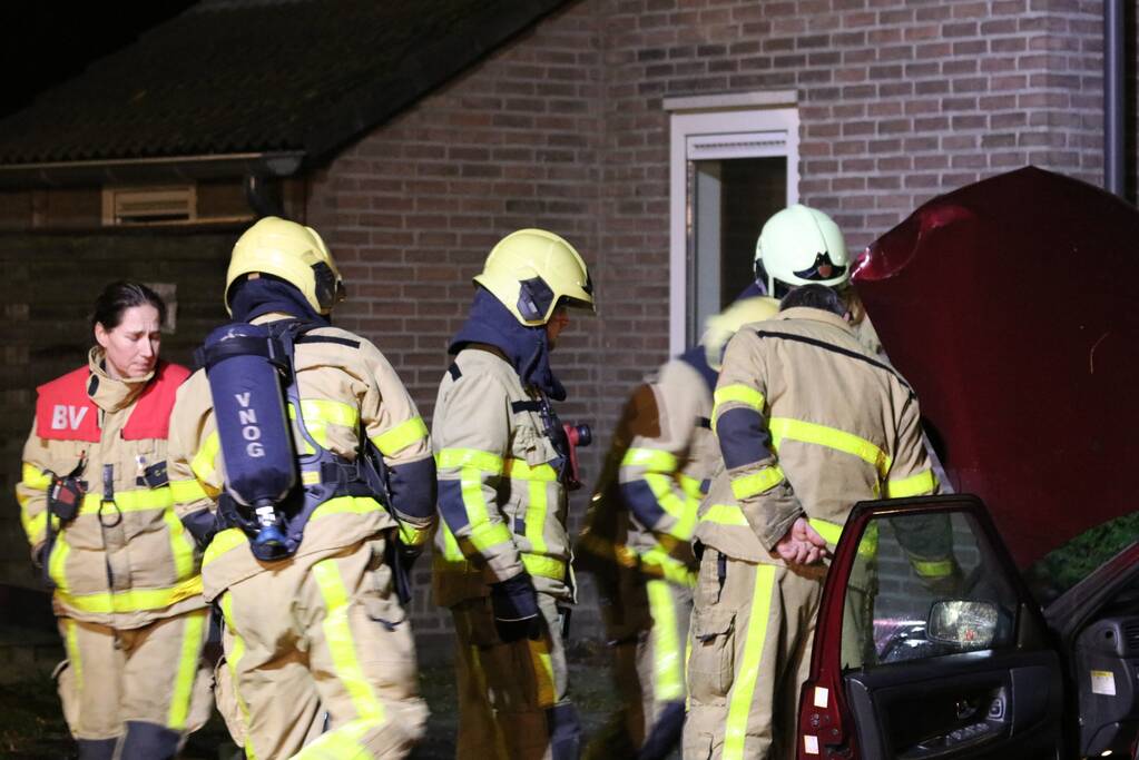 Auto flink beschadigd na brand in motorruim