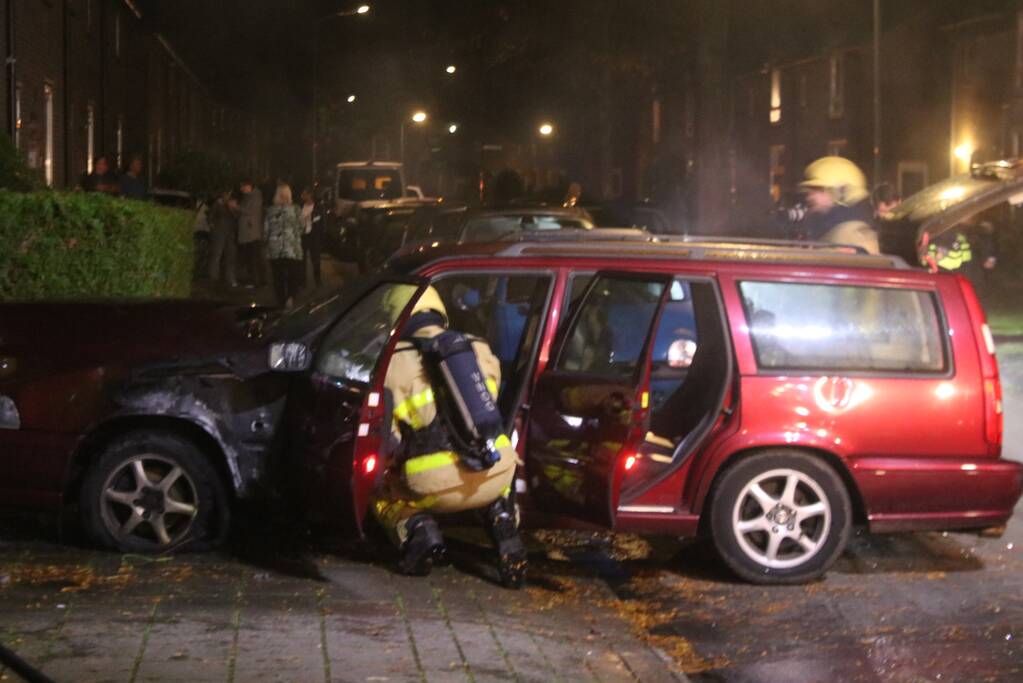 Auto flink beschadigd na brand in motorruim