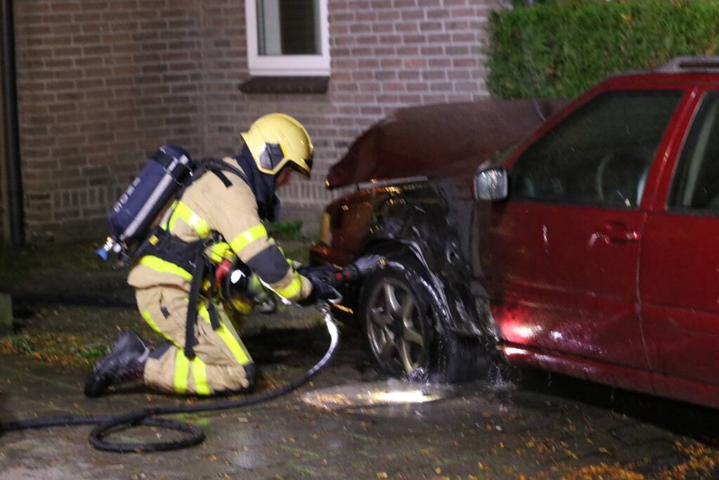 Auto flink beschadigd na brand in motorruim