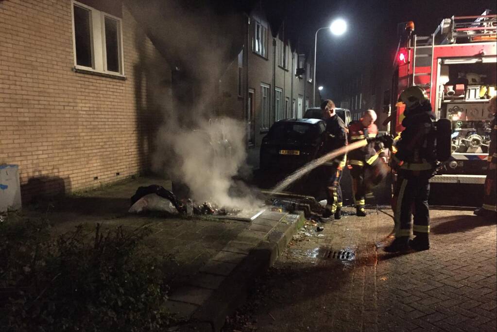 Brand naast ondergrondse container aangestoken