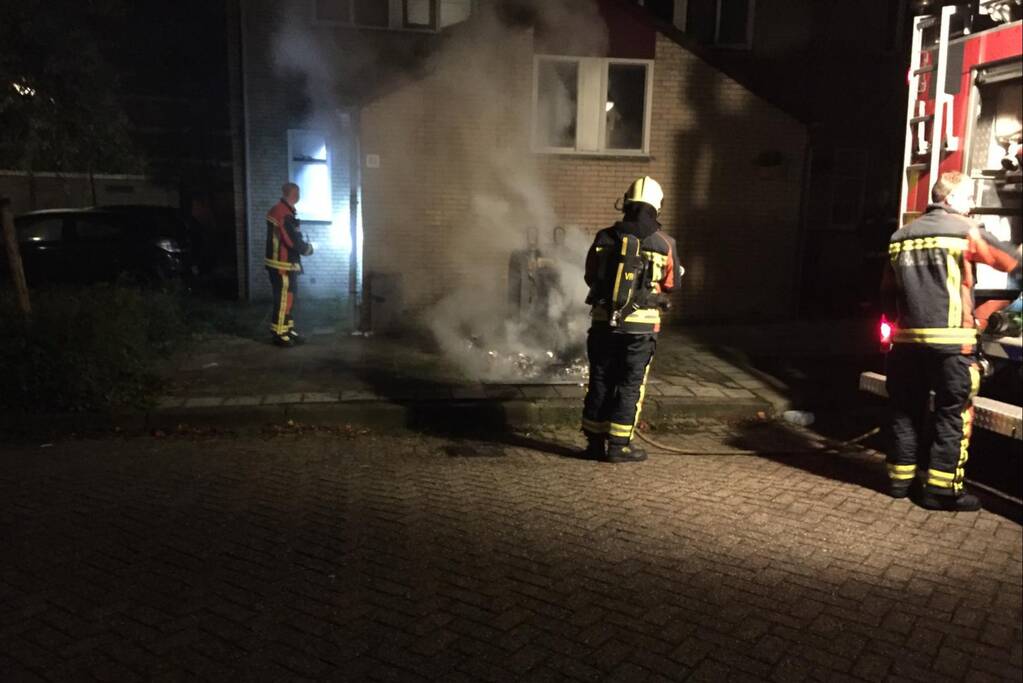 Brand naast ondergrondse container aangestoken