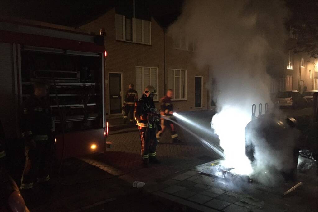 Brand naast ondergrondse container aangestoken