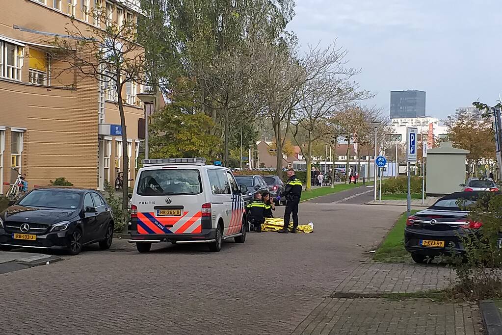 Vrouw valt uit scootmobiel en raakt gewond