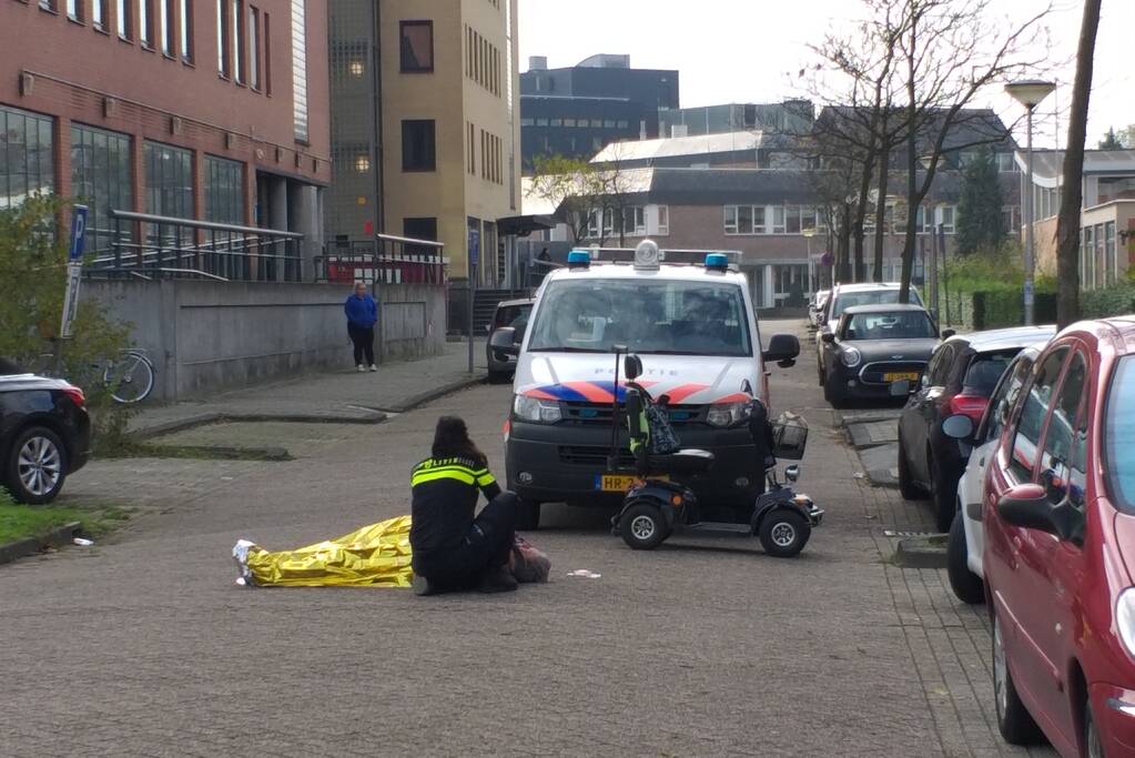 Vrouw valt uit scootmobiel en raakt gewond