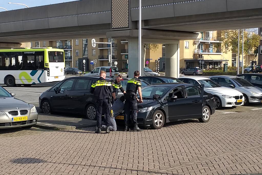 Man aangehouden na vondst vuurwapen in auto