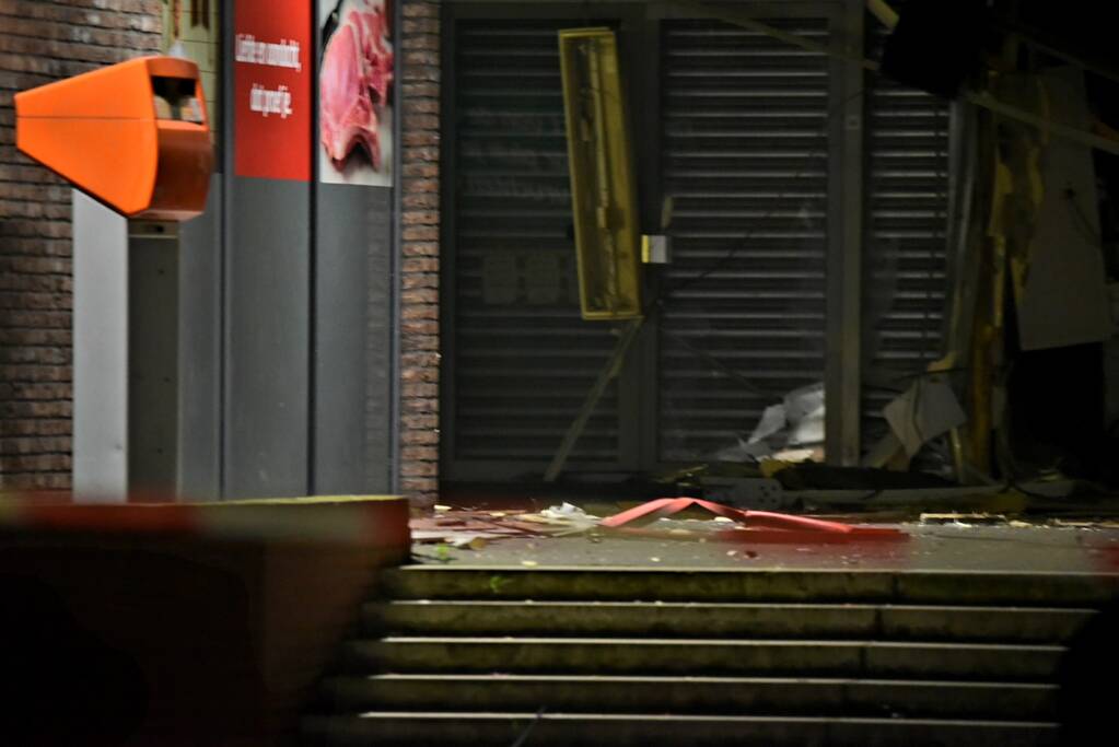 Ravage na plofkraak, winkelcentrum en 14 woningen ontruimd