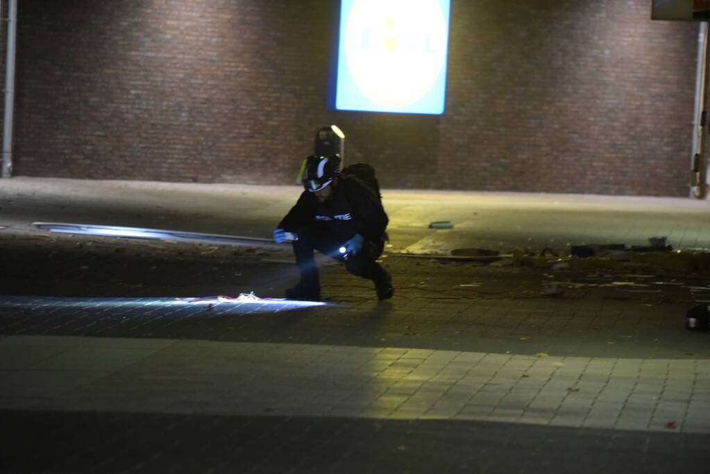 Ravage na plofkraak, winkelcentrum en 14 woningen ontruimd