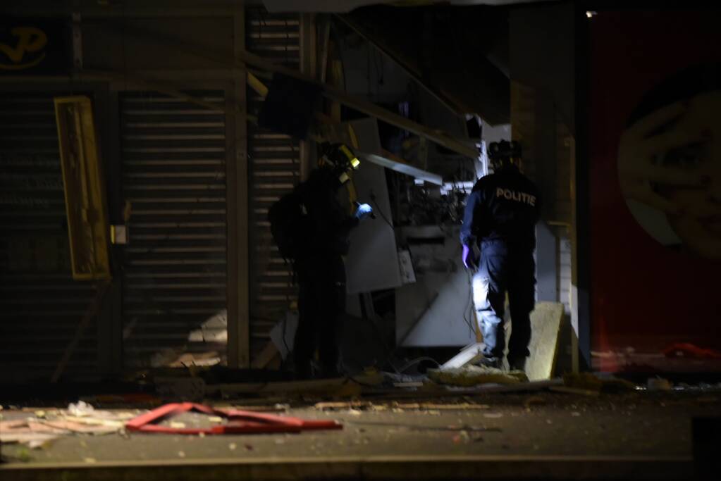 Ravage na plofkraak, winkelcentrum en 14 woningen ontruimd