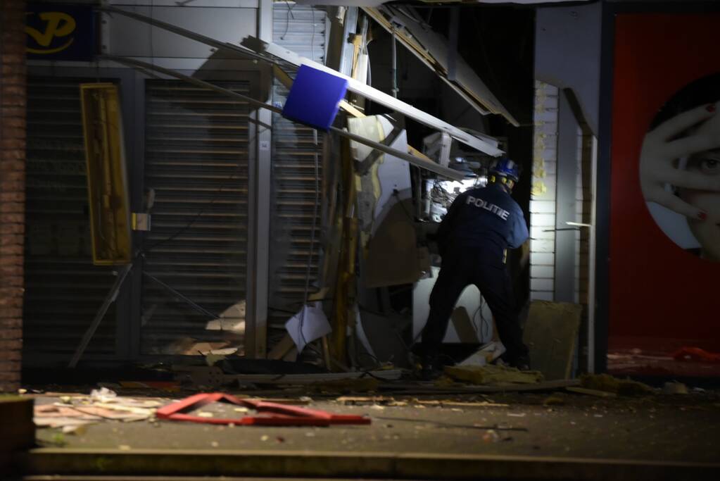 Ravage na plofkraak, winkelcentrum en 14 woningen ontruimd