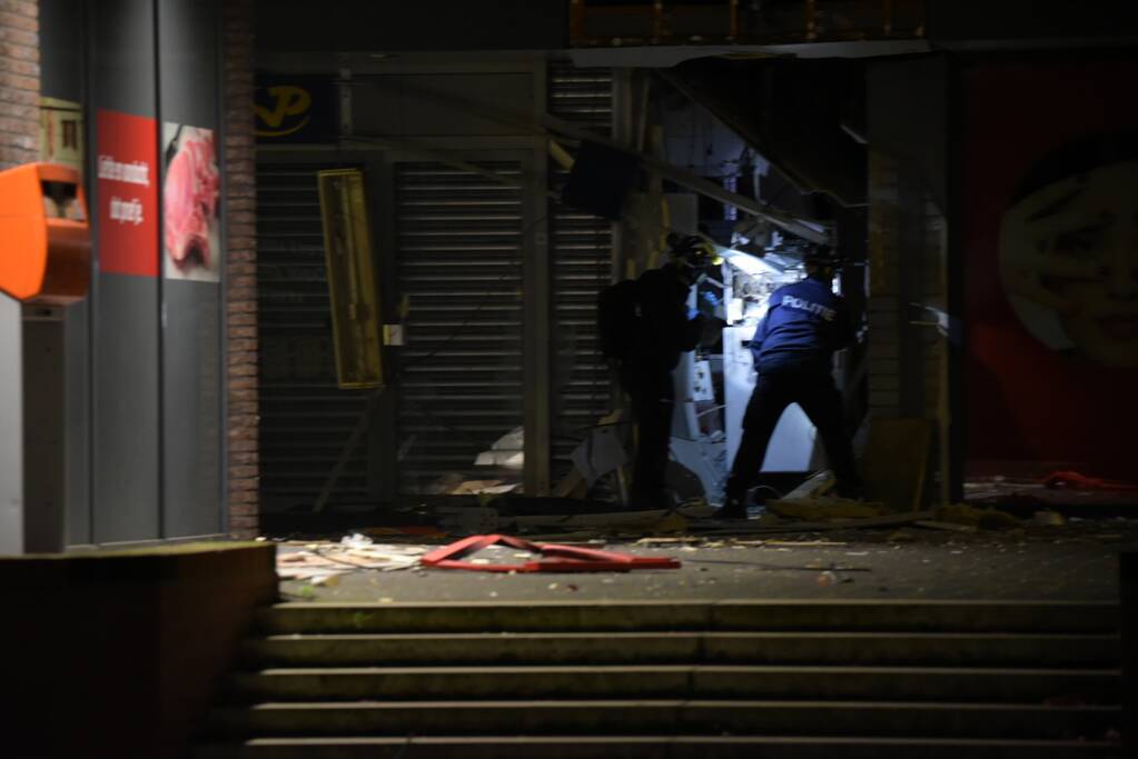 Ravage na plofkraak, winkelcentrum en 14 woningen ontruimd