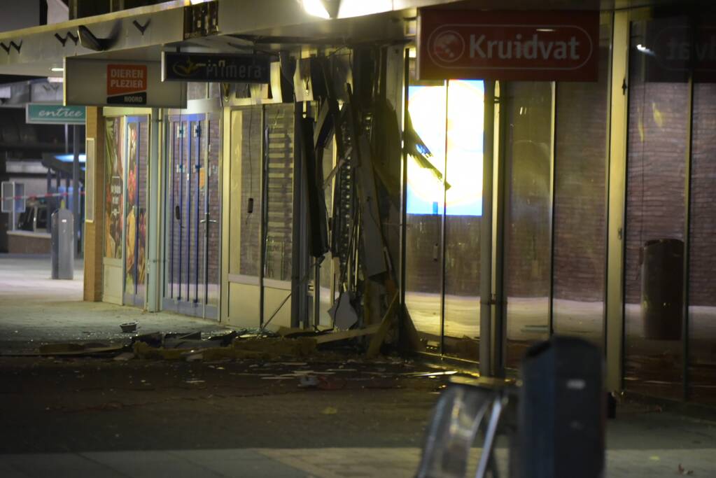 Ravage na plofkraak, winkelcentrum en 14 woningen ontruimd