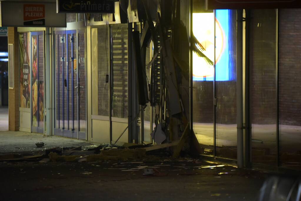 Ravage na plofkraak, winkelcentrum en 14 woningen ontruimd