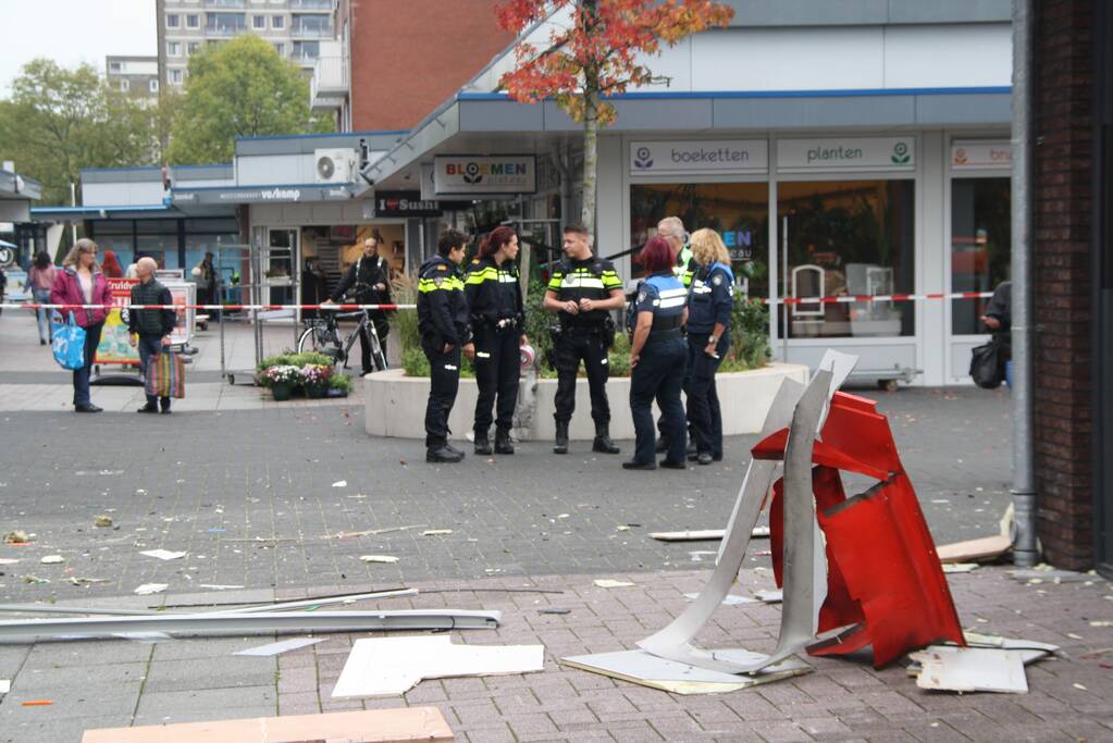 Enorme ravage bij daglicht plofkraak ING-bank