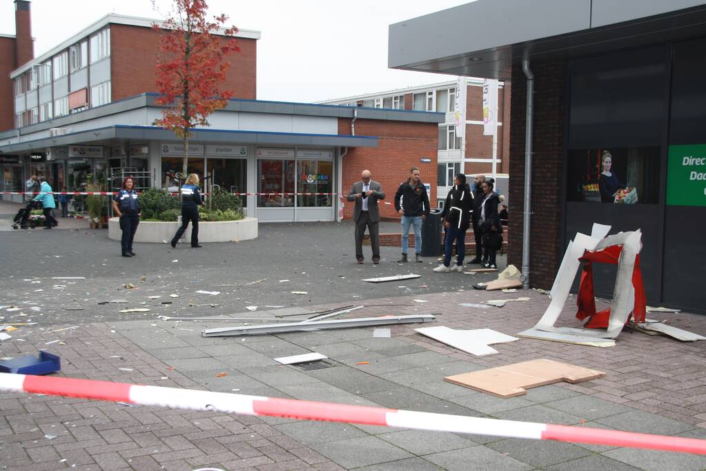 Enorme ravage bij daglicht plofkraak ING-bank