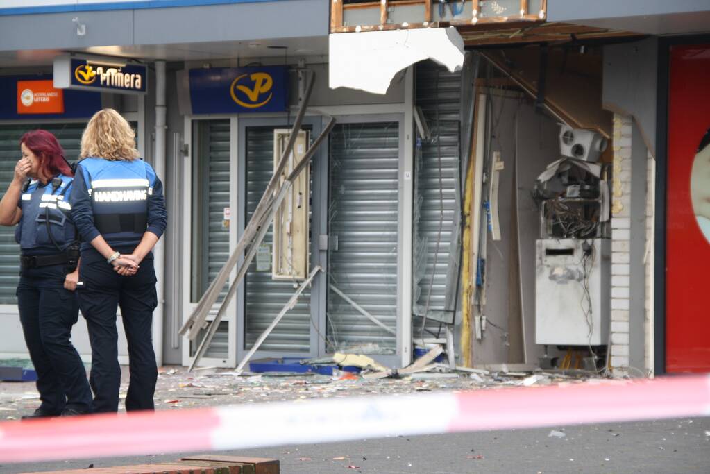 Enorme ravage bij daglicht plofkraak ING-bank