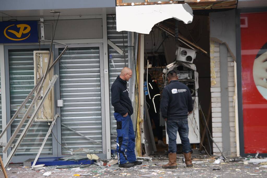 Enorme ravage bij daglicht plofkraak ING-bank