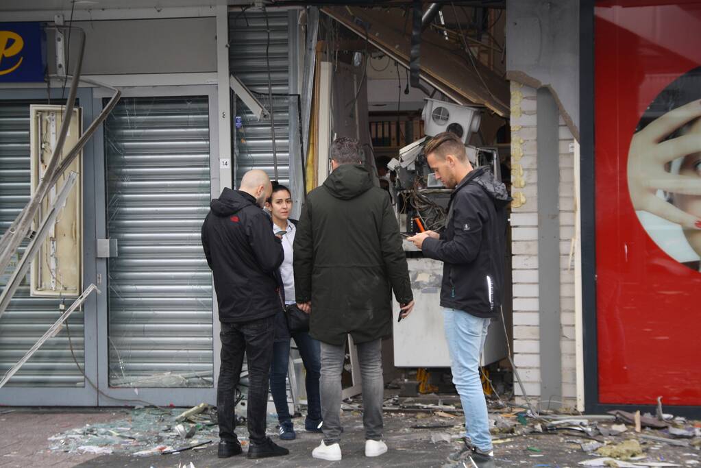 Enorme ravage bij daglicht plofkraak ING-bank