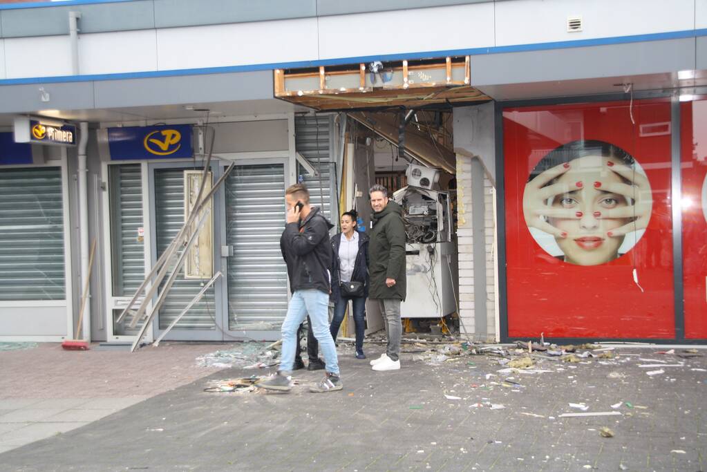 Enorme ravage bij daglicht plofkraak ING-bank