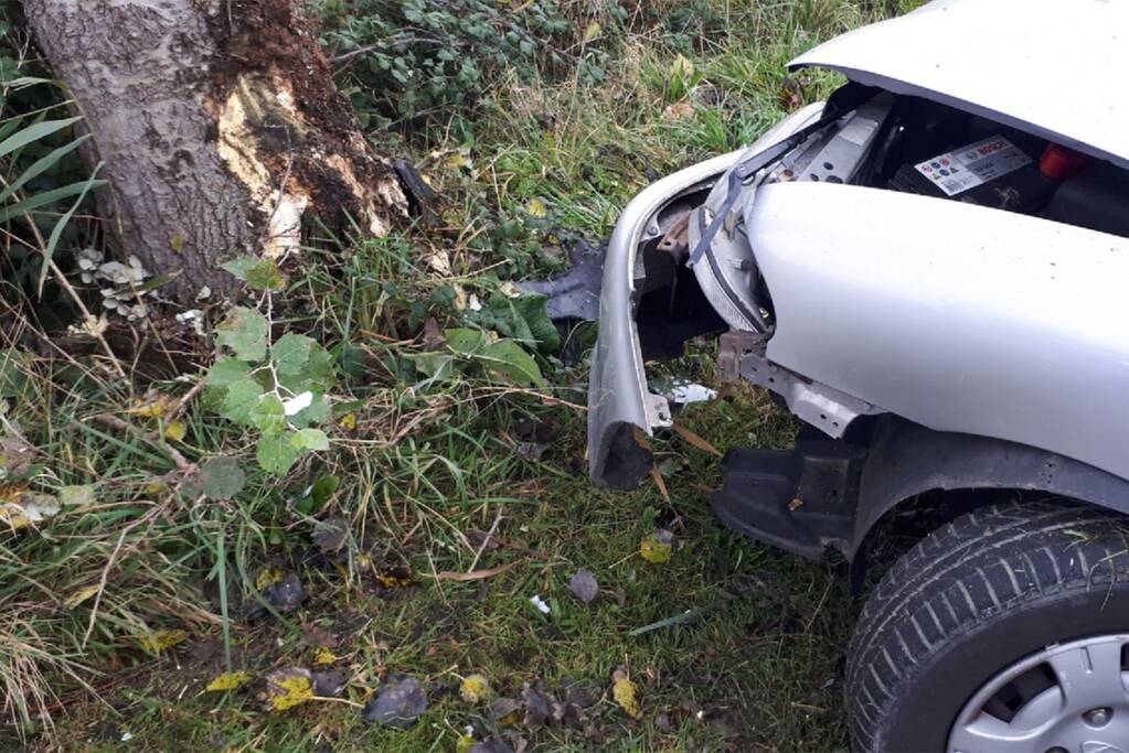 Bestuurster gewond na frontale botsing met boom
