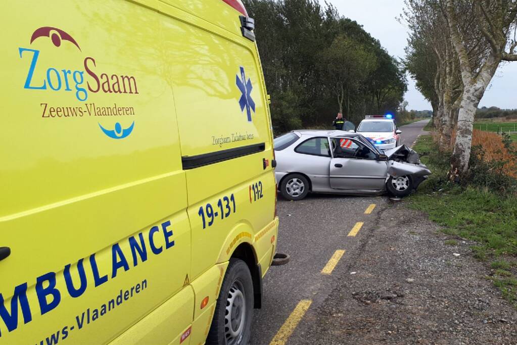 Bestuurster gewond na frontale botsing met boom