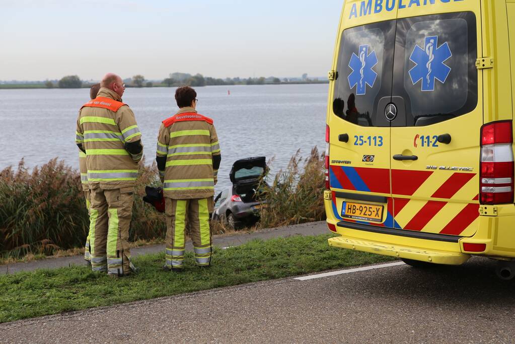 Automobilist raakt van de weg belandt in Eemmeer