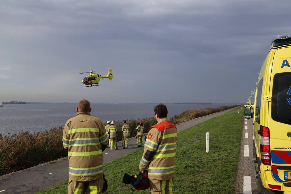 Automobilist raakt van de weg belandt in Eemmeer
