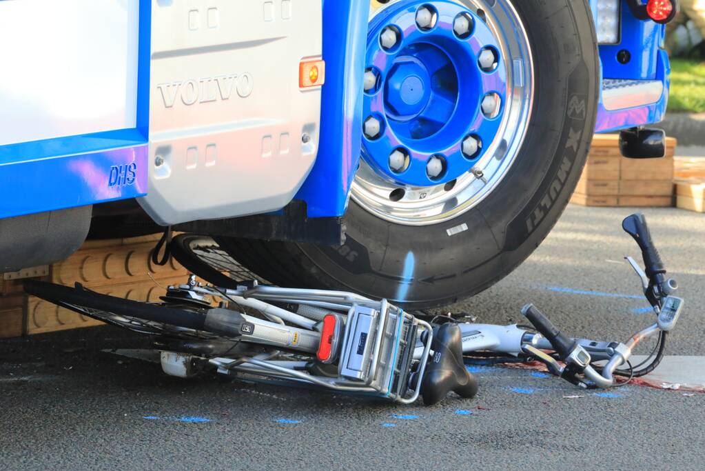 Fietser overleden bij aanrijding met vrachtwagen