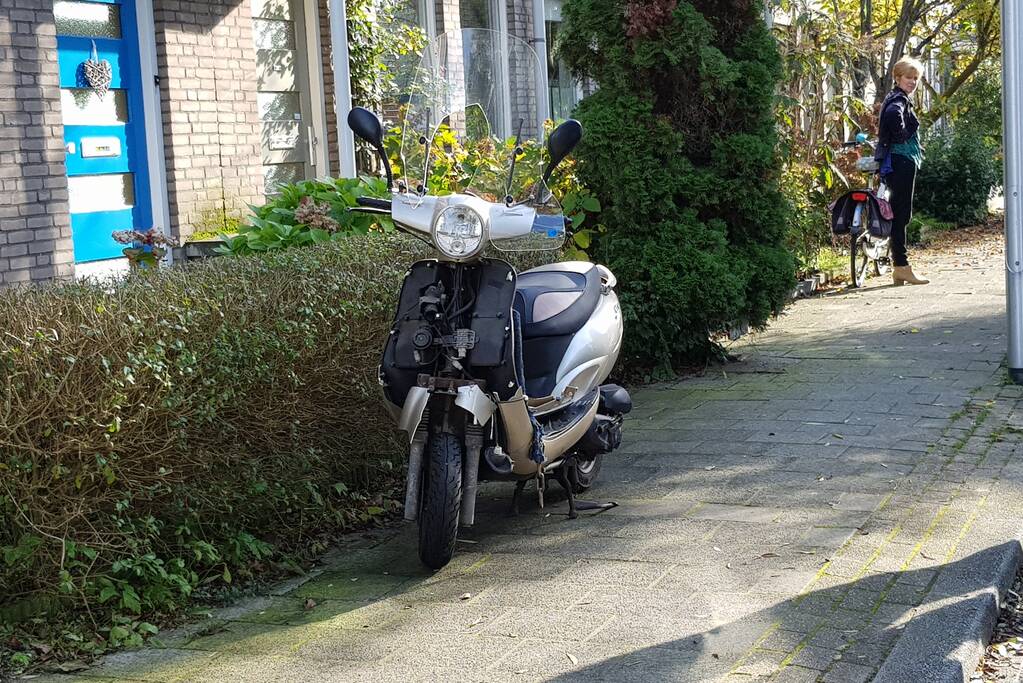 Automobilist ziet scooterrijdster over het hoofd bij verlaten parkeervak