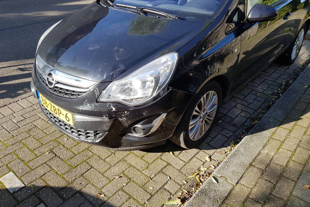 Automobilist ziet scooterrijdster over het hoofd bij verlaten parkeervak