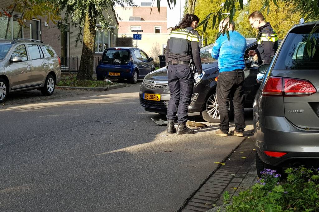 Automobilist ziet scooterrijdster over het hoofd bij verlaten parkeervak