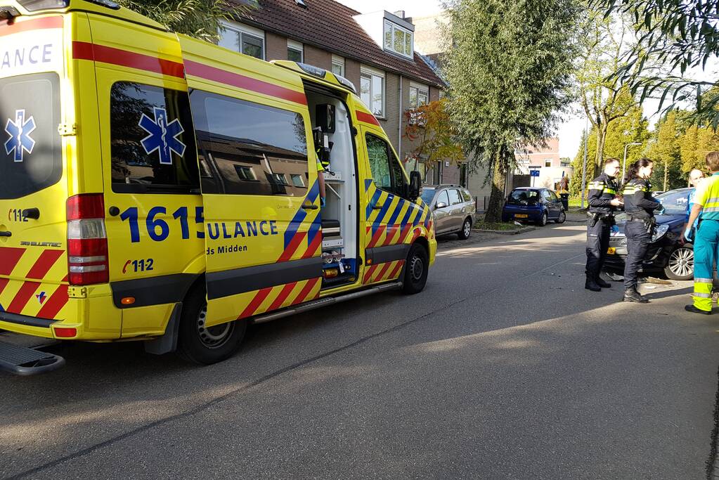 Automobilist ziet scooterrijdster over het hoofd bij verlaten parkeervak