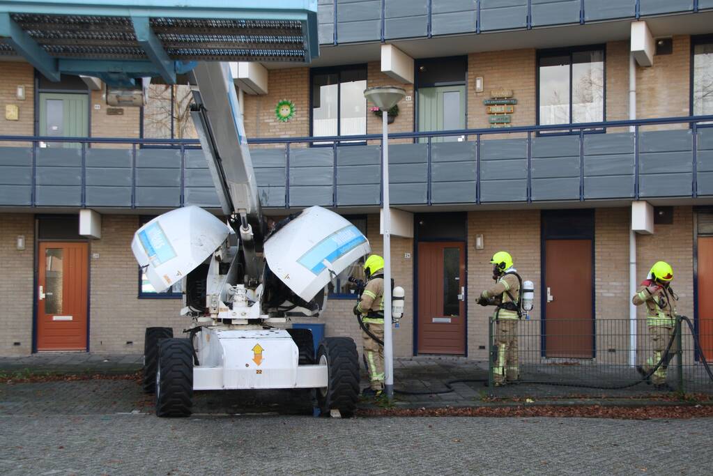 Motor van hoogwerker vliegt in brand