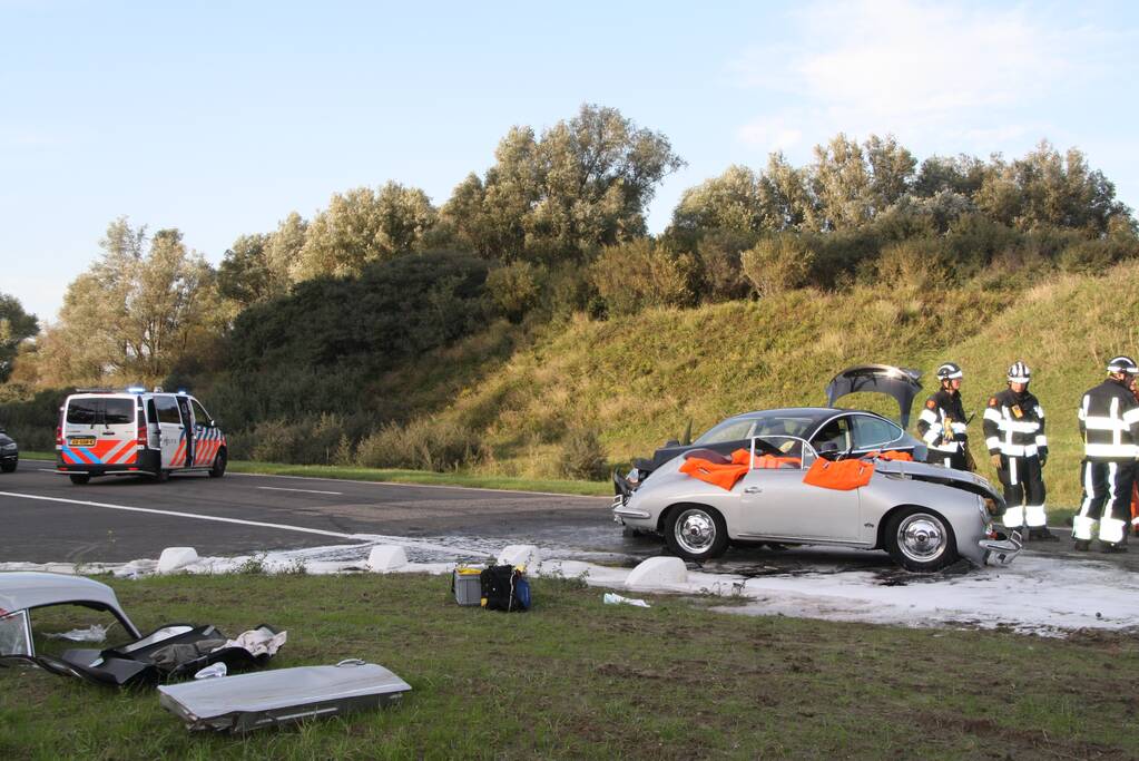 Inzittenden klassieke Porsche gewond bij frontale aanrijding