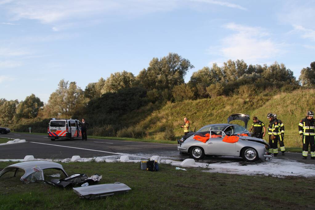 Inzittenden klassieke Porsche gewond bij frontale aanrijding