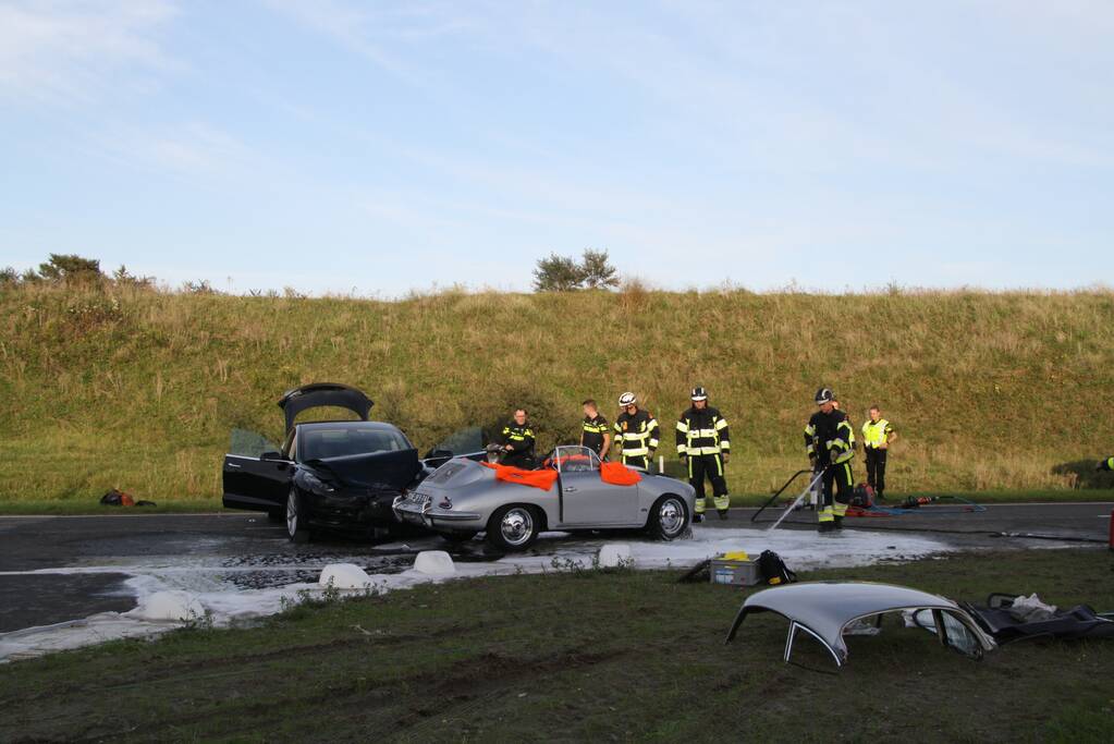 Inzittenden klassieke Porsche gewond bij frontale aanrijding