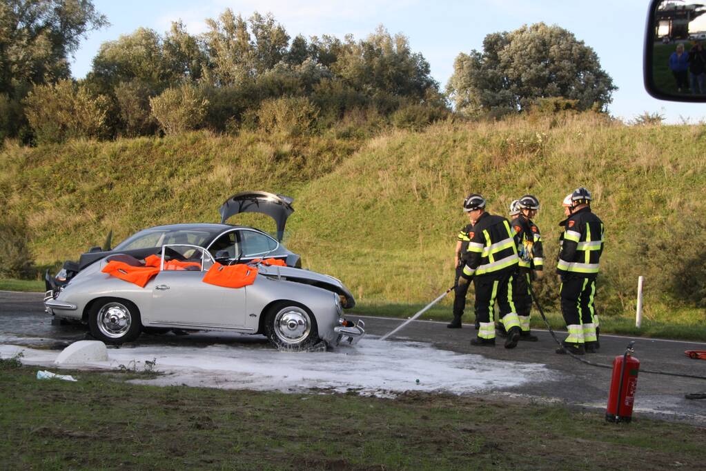 Inzittenden klassieke Porsche gewond bij frontale aanrijding