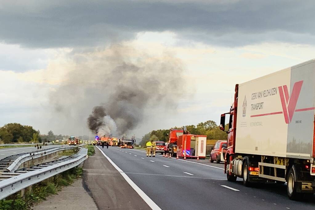 Vrachtwagen vliegt in brand na aanrijding, chauffeur overleden