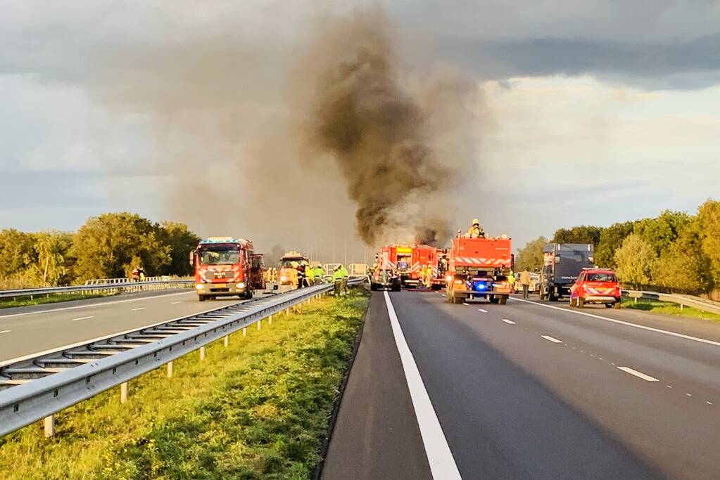 Vrachtwagen vliegt in brand na aanrijding, chauffeur overleden