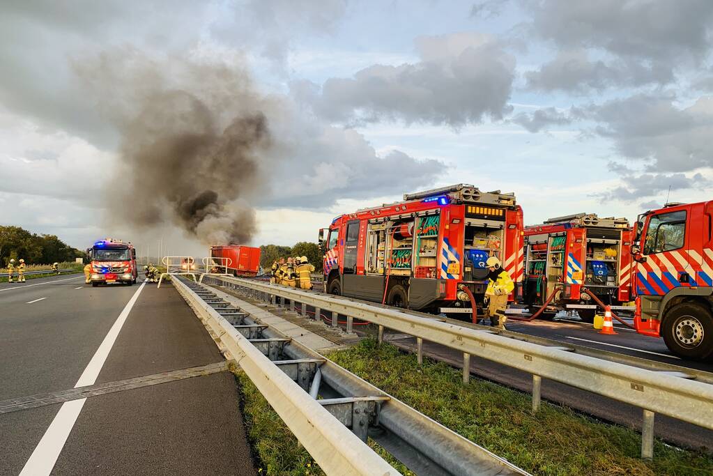 Vrachtwagen vliegt in brand na aanrijding, chauffeur overleden