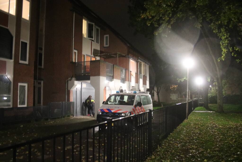 Jongeman op de vlucht na steekpartij wooncomplex