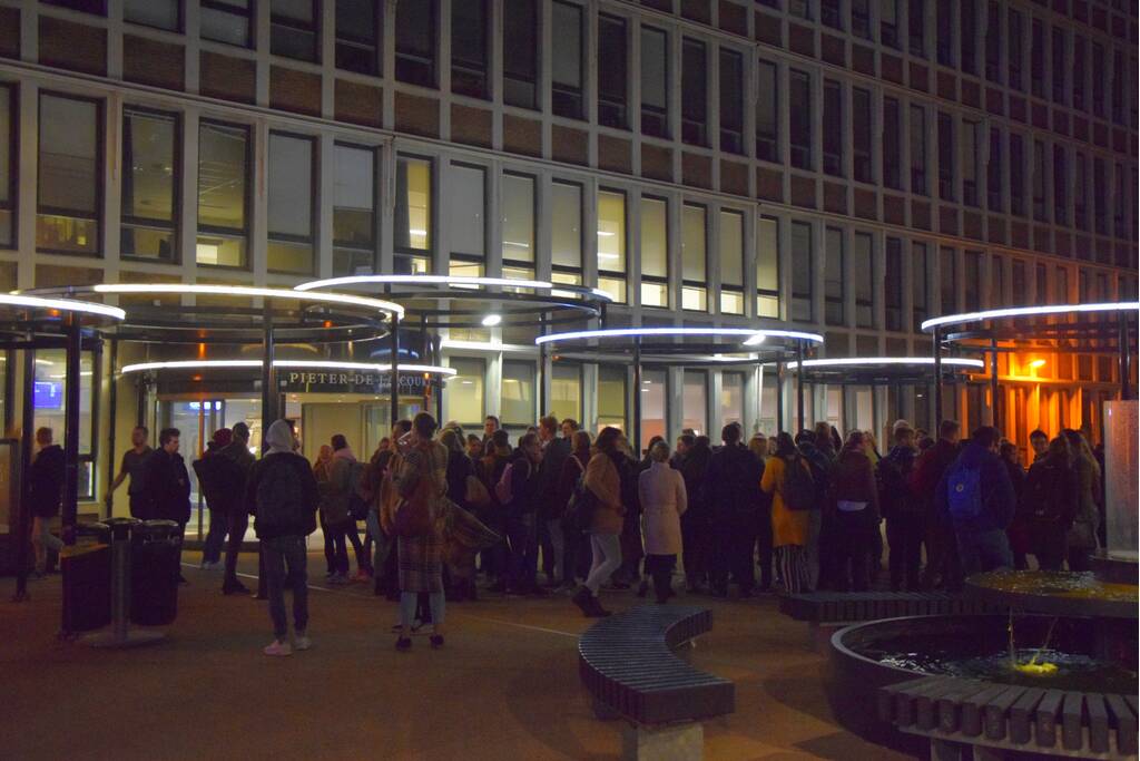 Universiteit Leiden compleet ontruimd na brandlucht