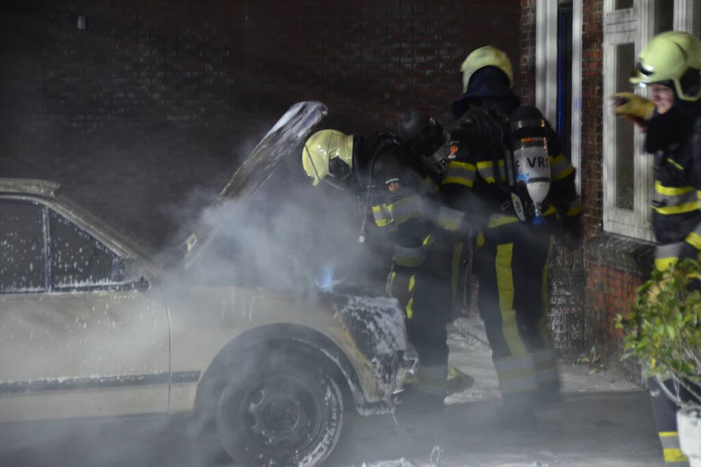 Auto verwoest na brand
