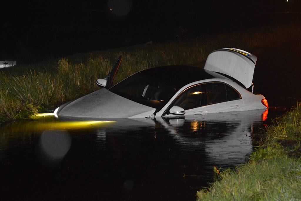 Automobilist rijdt met dure bolide de plomp in