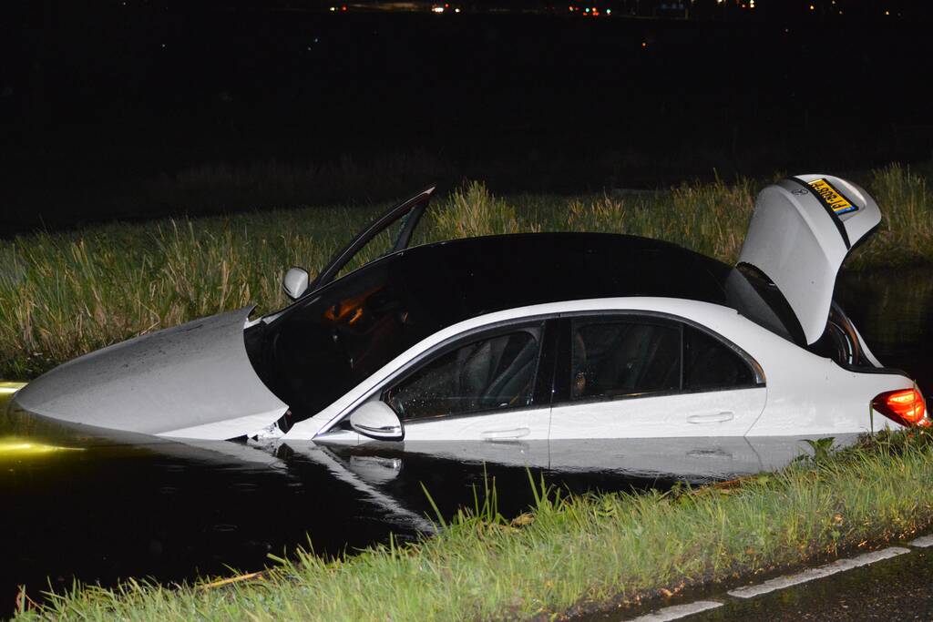 Automobilist rijdt met dure bolide de plomp in