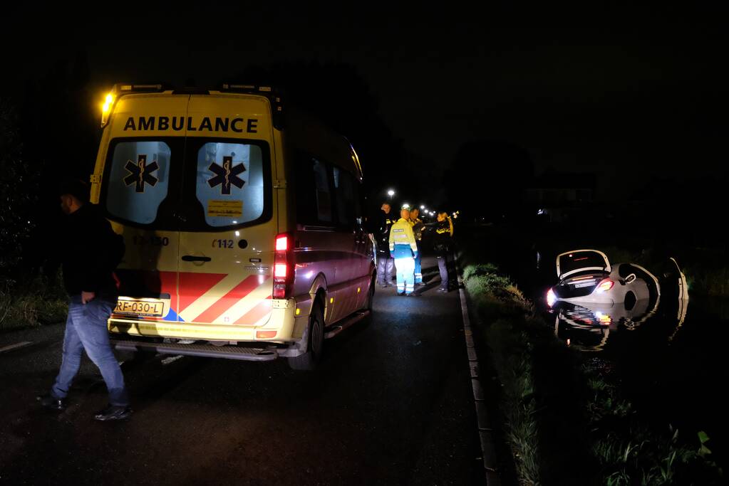Automobilist rijdt met dure bolide de plomp in