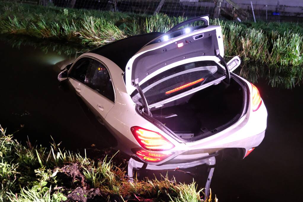 Automobilist rijdt met dure bolide de plomp in