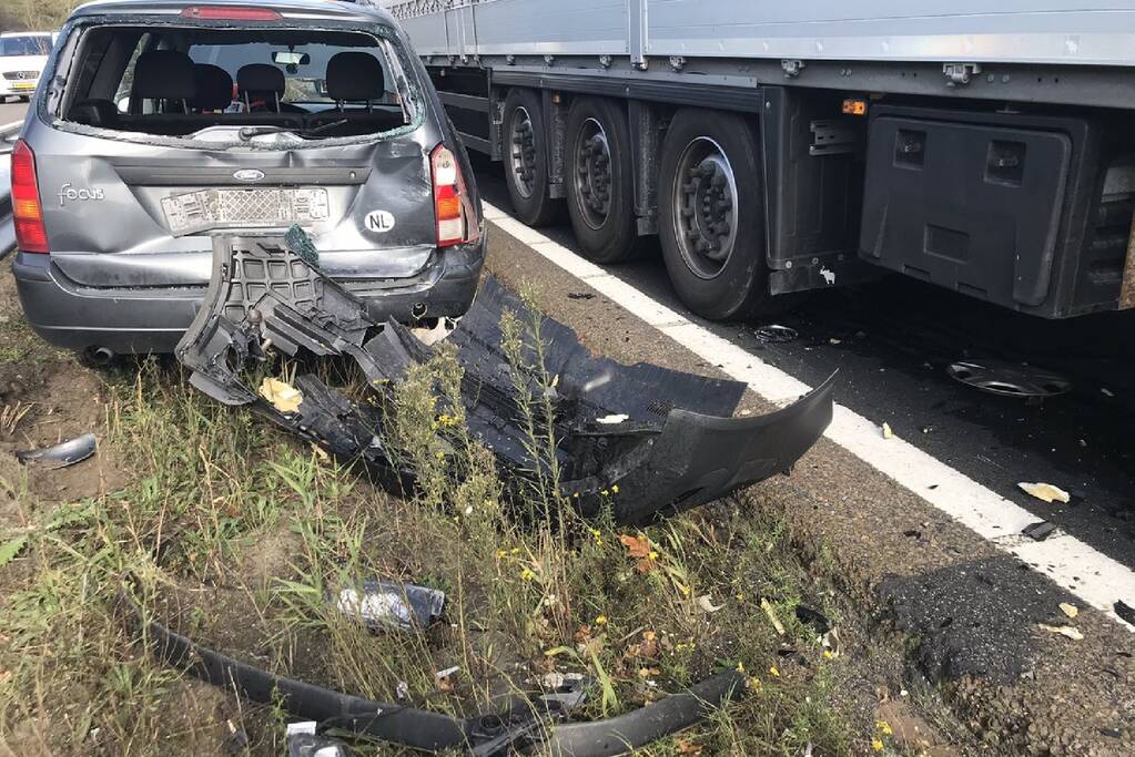 Ravage na botsing tussen vrachtwagen en meerdere voertuigen