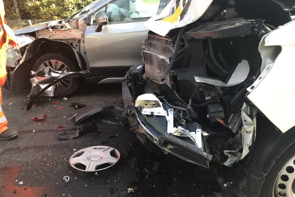 Ravage na botsing tussen vrachtwagen en meerdere voertuigen