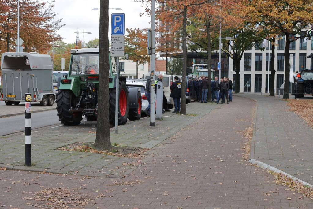Ingang Friesland Campina door boeren geblokkeerd